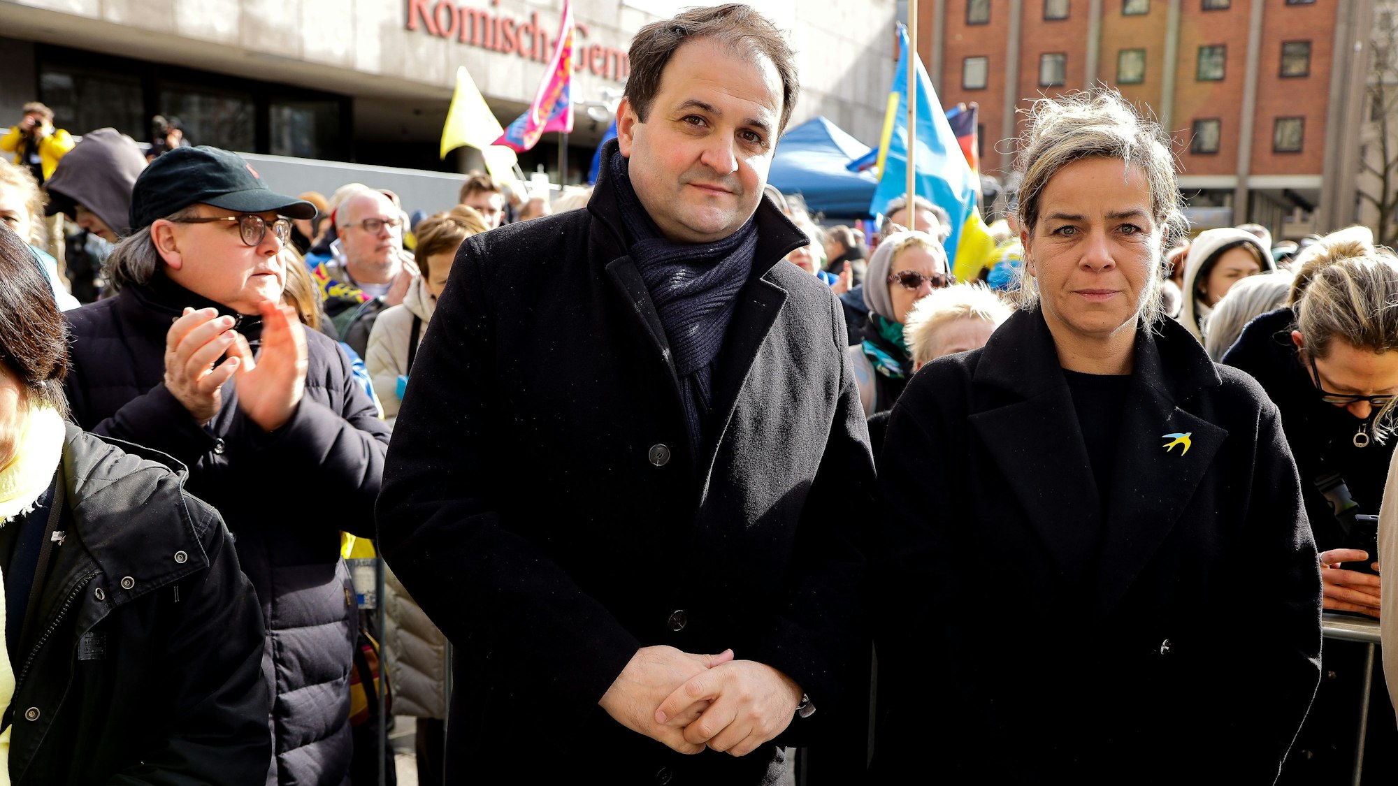 Demo für die Ukraine in Köln: Die NRW-Minister Nathanael Liminski (CDU) und Mona Neubaur (Grüne) nahmen teil.
