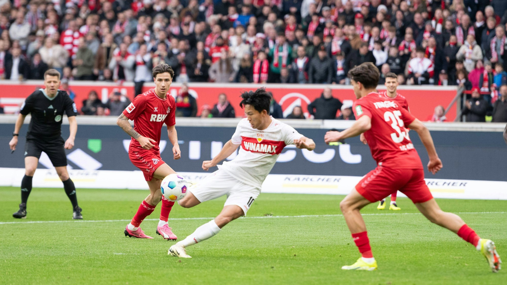 Jeong schießt aus der Drehung volley