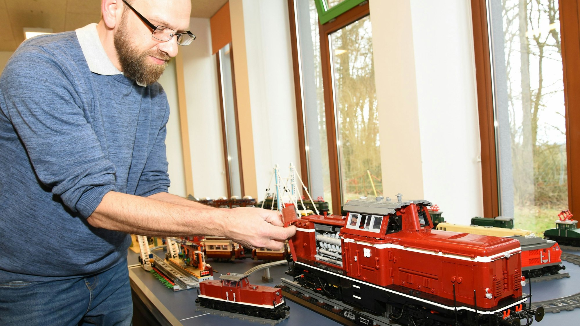 Markus Galeski aus Bergisch Gladbach-Bensberg hat die Klemmbaustein-Ausstellung organisiert. Seine Diesellok der Deutschen Bahn aus der Baureihe V100 zählt fast 6000 Bausteine.
