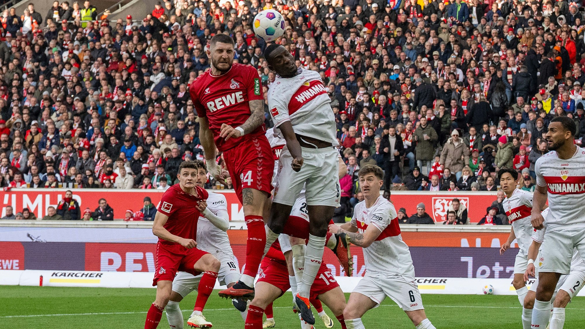 FC-Abwehrboss Jeff Chabot und Stuttgarts Torjäger Serhou Guirassy kämpfen um den Ball.