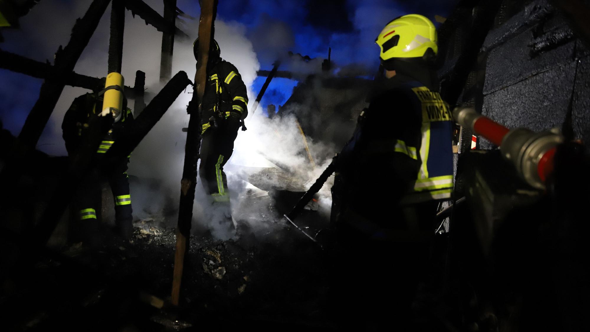 Feuerwehrleute räumten den Brandschutt aus dem Gebäudeteil, um die letzten Glutnester abzulöschen.