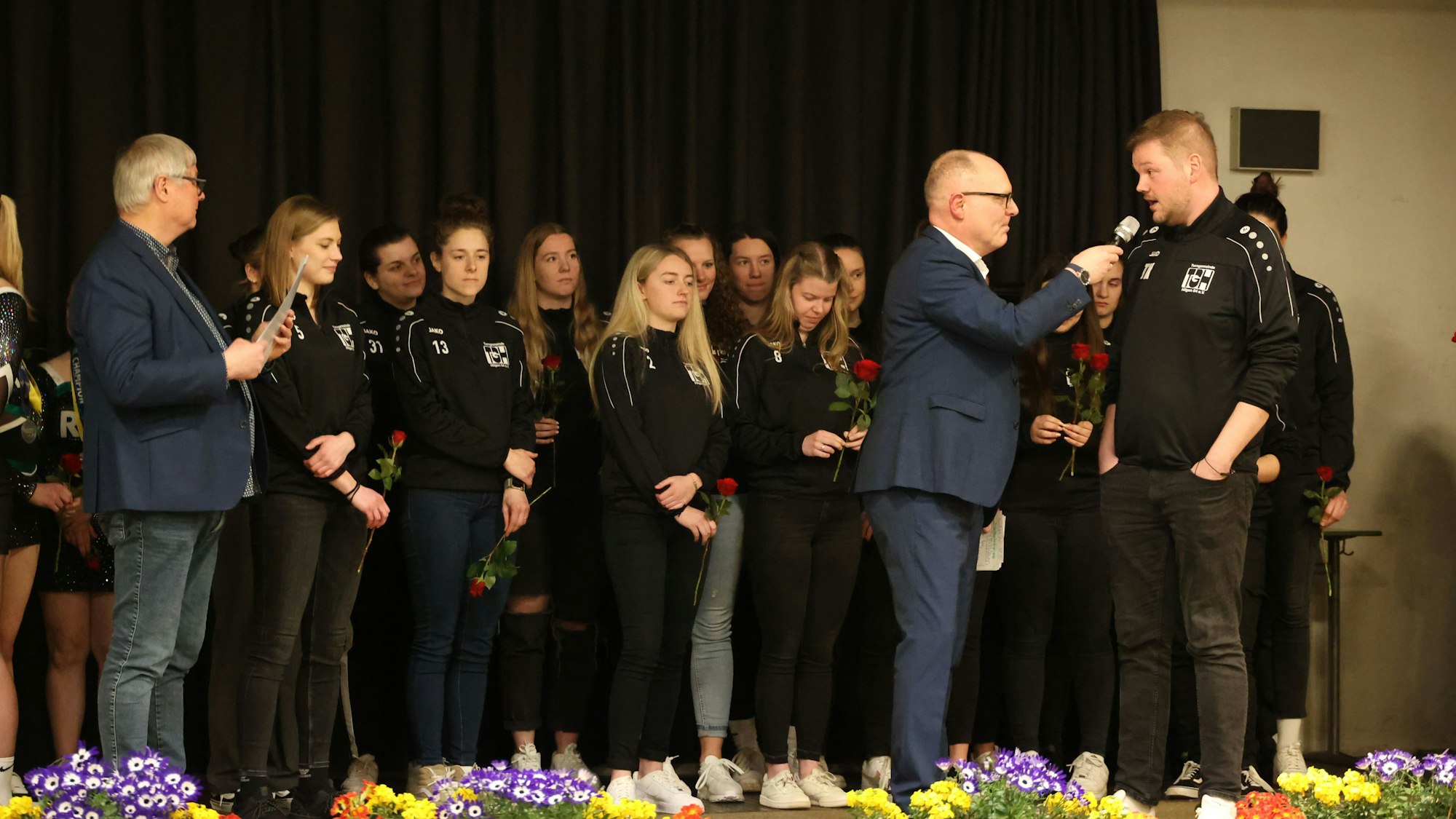 Ehrung Sportteam des Jahres 2023 Burscheid: 1. Damenmannschaft der Turngemeinde Hilgen 04 e.V. (Fußball)