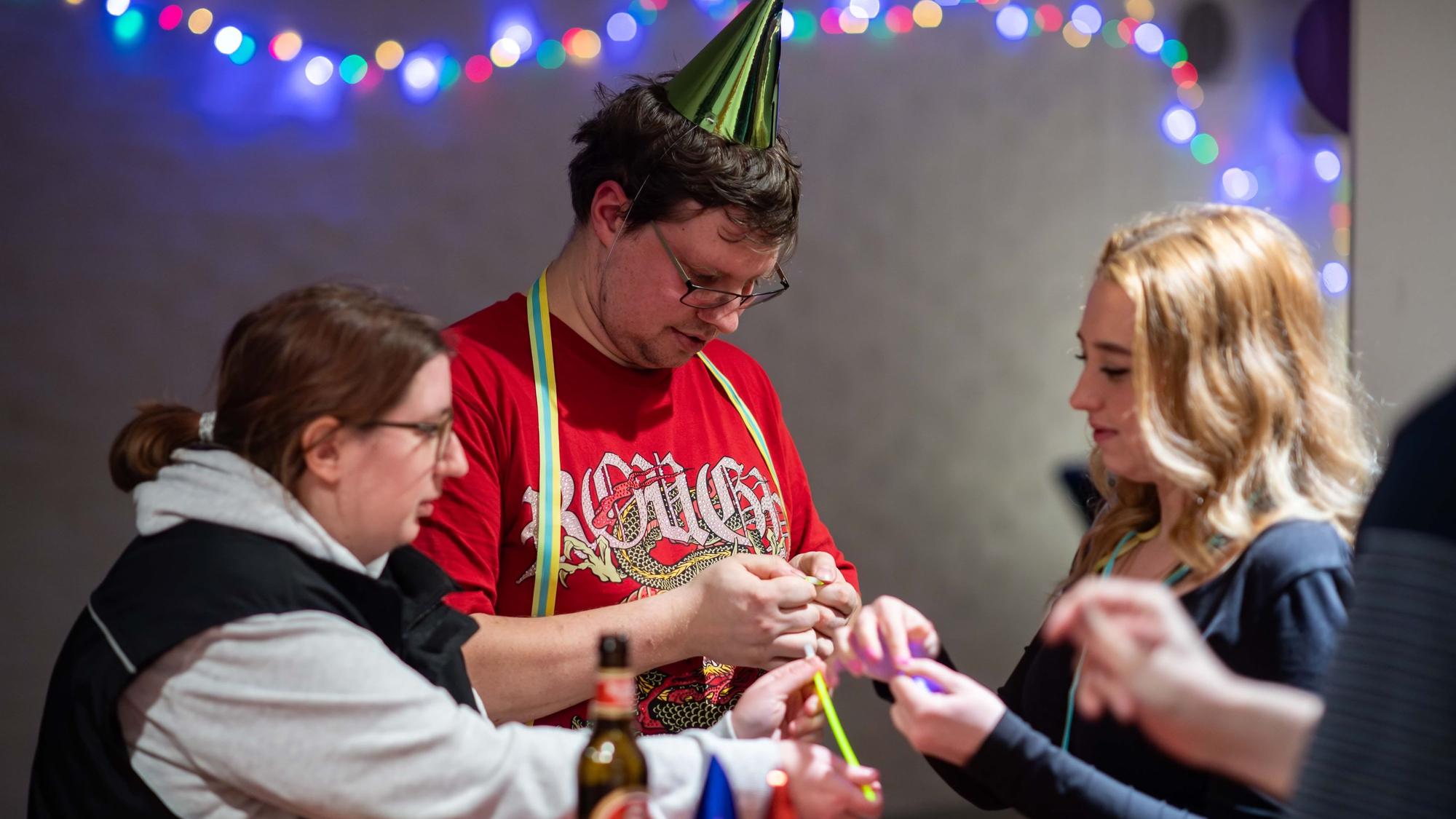 Das Bild zeigt einen Moment bei einer Party der Lebenshilfe.