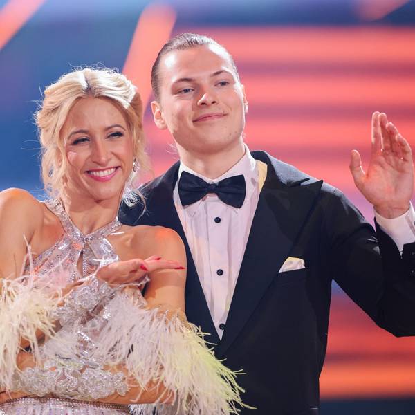 Gabriel Kelly (r.) hat mit Profitänzerin Kathrin Menzinger einen perfekten Start bei „Let's Dance“ hingelegt.