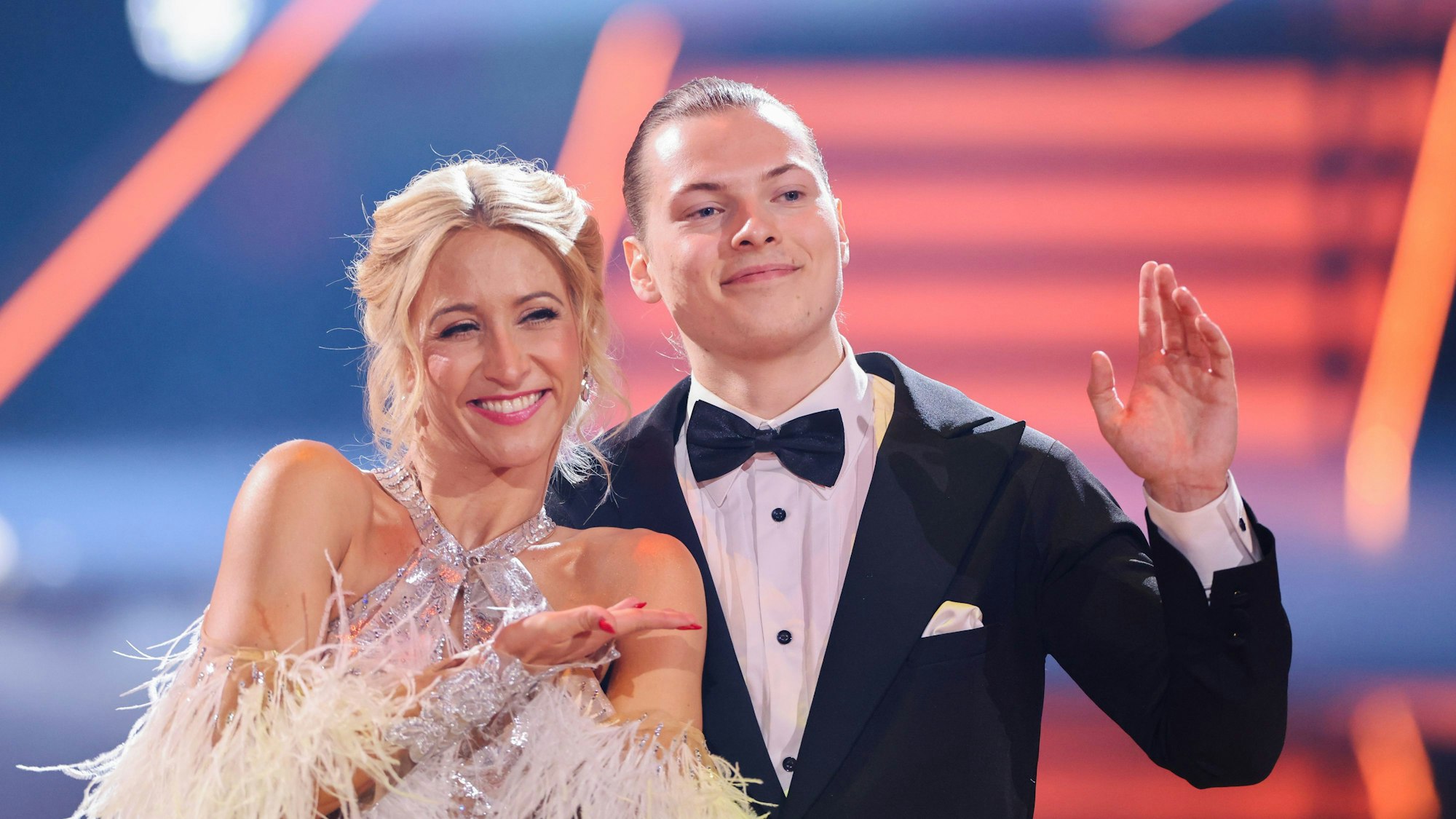 Gabriel Kelly (r.) hat mit Profitänzerin Kathrin Menzinger einen perfekten Start bei „Let's Dance“ hingelegt.