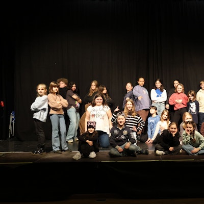 Die Besetzung des Musicals „Elass“ auf der Bühne des Megafon