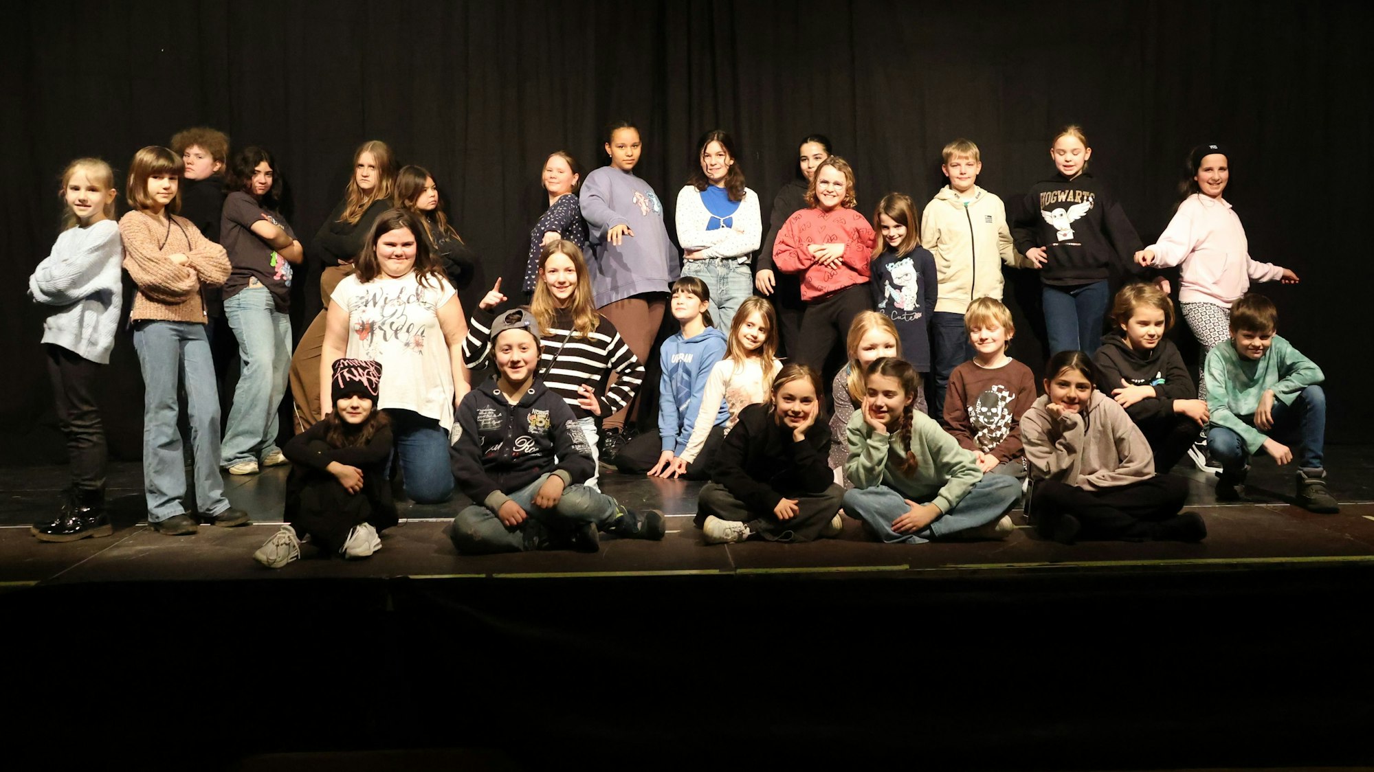 Die Besetzung des Musicals „Elass“ auf der Bühne des Megafon