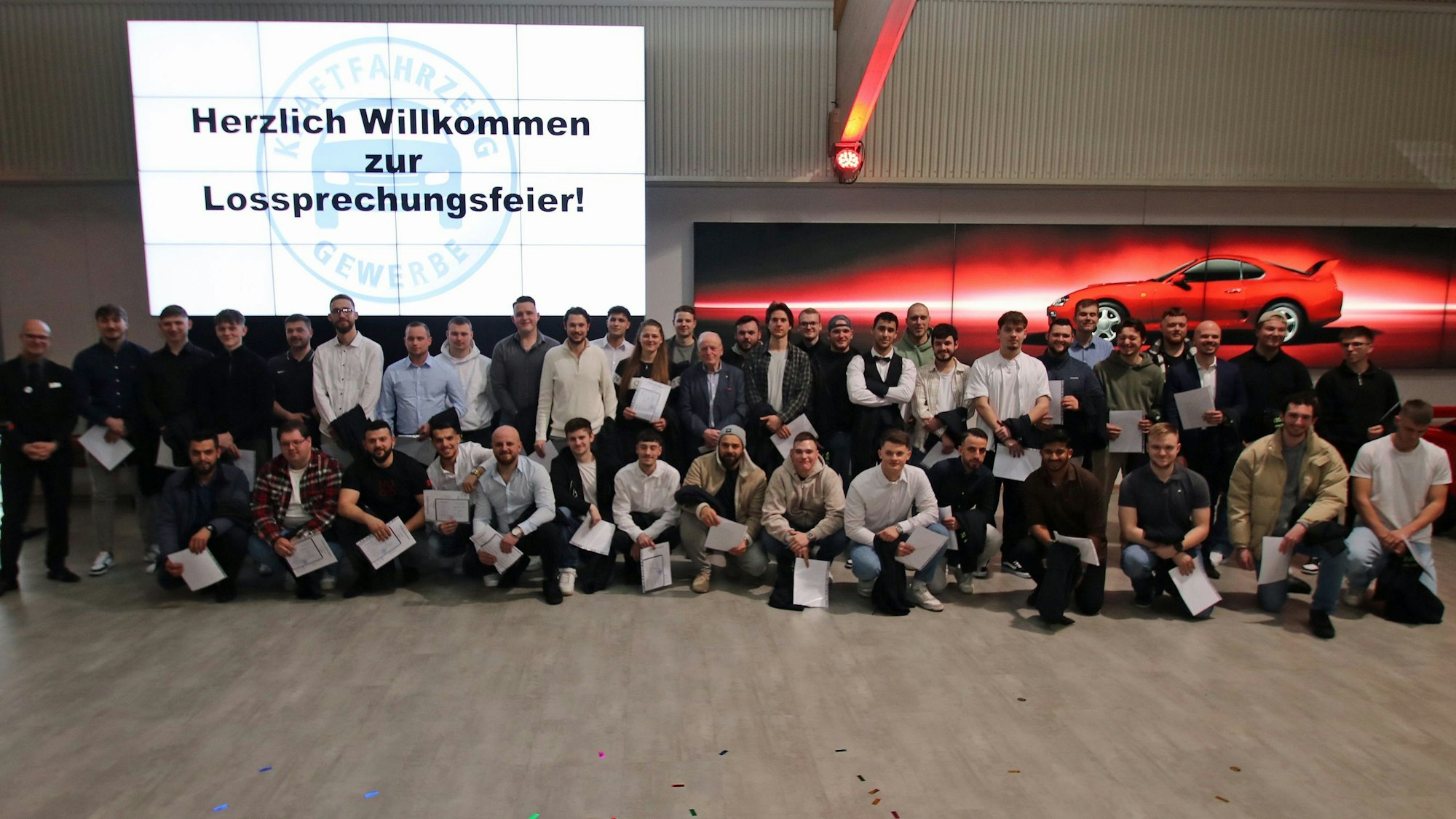 Auf dem Bild sind Menschen zu sehen, die ihren Gesellenbrief erhalten.