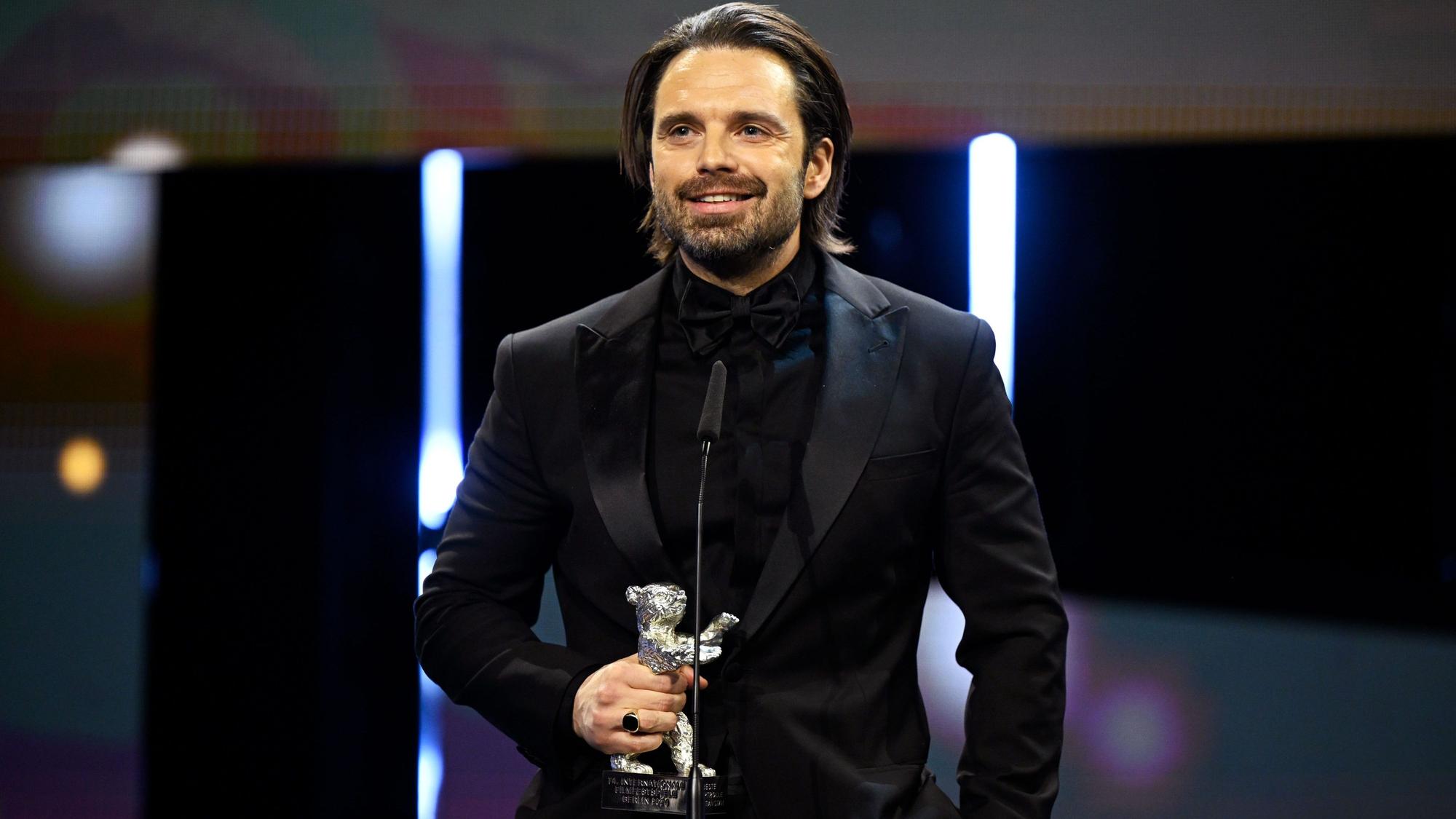 24.02.2024, Berlin: Schauspieler Sebastian Stan steht während der Preisverleihung bei der Abschlussgala im Berlinale Palast auf der Bühne, nachdem er für seine Rolle in "A Different Man" einen Silbernen Bären in der Kategorie Beste schauspielerische Leistung in einer Hauptrolle gewonnen hat.