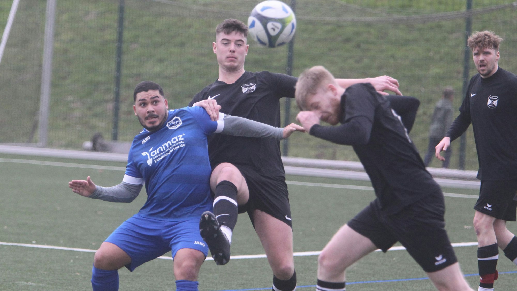 Amin Immer (von links) vom SV Menden sowie die Lohmarer Patrick Seul und Jan-Luca Henseler kämpfen um den Ball.