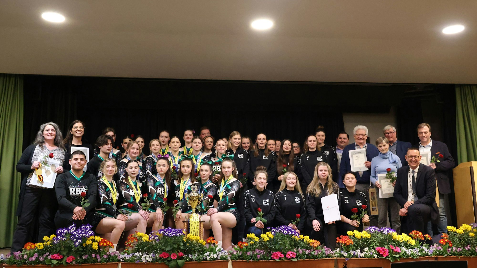 Ehrung Burscheider der Jahres: Manfred Lichtenberg (5.v.r.) sowie die Sportlerin, der Sportler und die Sportmannchaften des Jahres: Sabine Schwandt (links, Bogenschießen), Ulf Meiswinkel (Kung Fu), erste Damenmannschaft im Fußball der TGH 04 e.V. und RBS Sirens im Cheerleading des Rehabilitations  und Behindertensport Burscheid 1963 e.V.