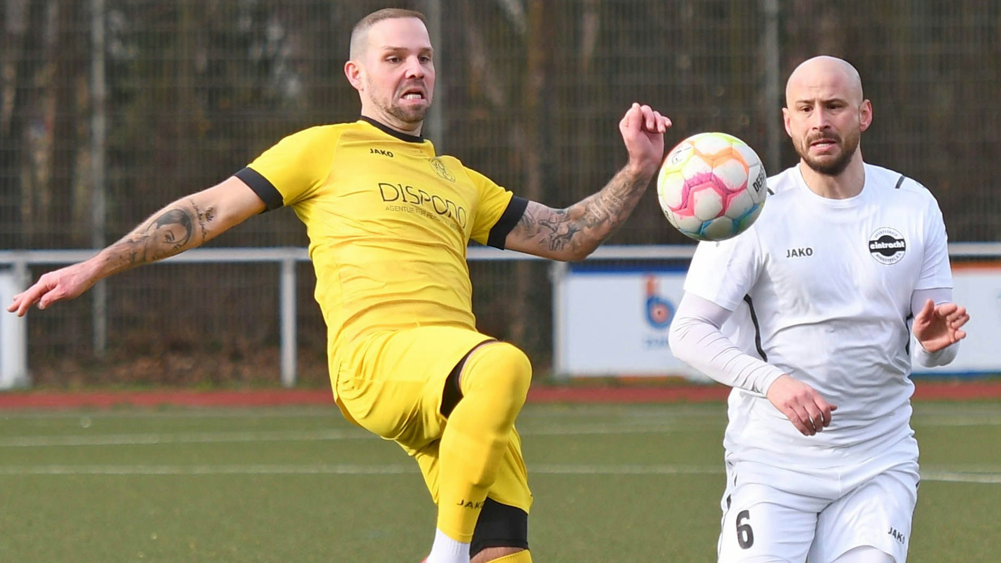 Der Endenicher Jakub Merlan-Jarecki (links) tritt nach dem Ball.