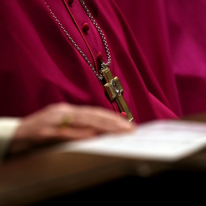 Bischöfe sitzen im Augsburger Dom zur Eröffnung ihrer Frühjahrsversammlung.