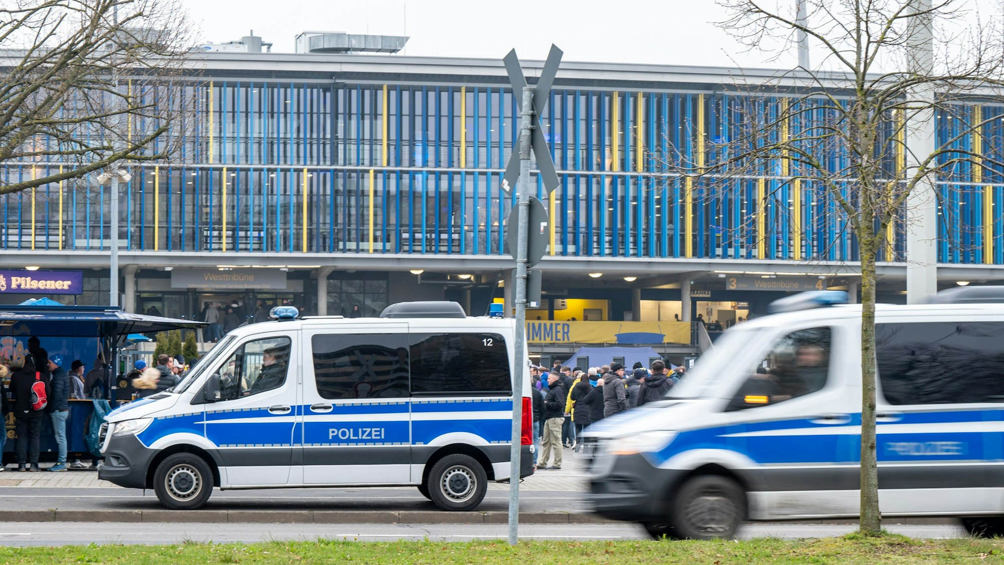 ARCHIV - 08.04.2023, Niedersachsen, Braunschweig: Fußball: 2. Bundesliga, Eintracht Braunschweig - 1. FC Kaiserslautern, 27. Spieltag, Eintracht-Stadion: Ein Polizeiwagen steht vor dem Spiel vor dem Stadion.