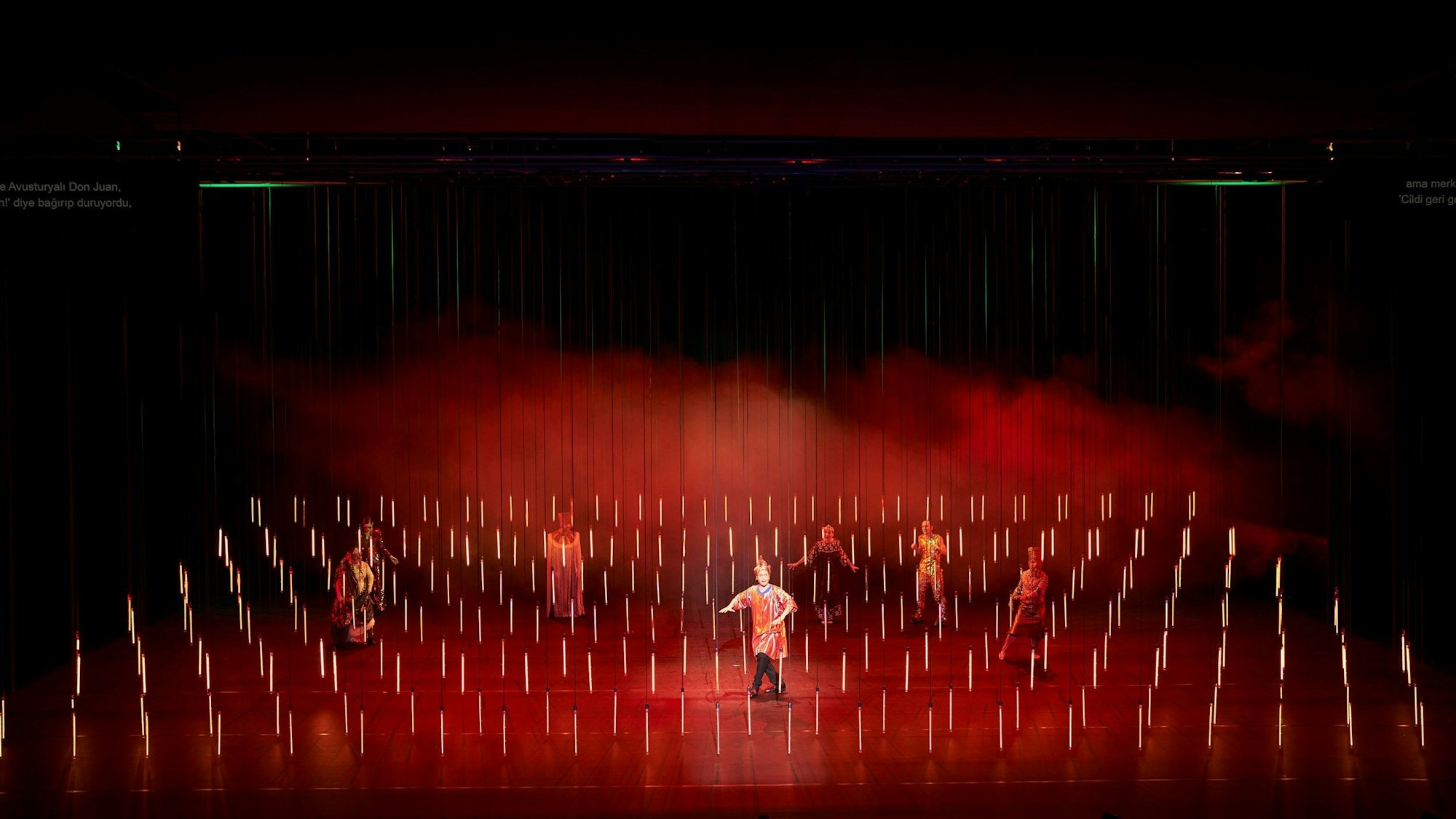 Akıns Traum
vom Osmanischen Reich
von Akın Emanuel Şipal
Regie: Stefan Bachmann
Regie: Stefan Bachmann
Bühne: Olaf Altmann
Kostüme: Adriana Braga Peretzki
Musikalische Leitung & Komposition: Sven Kaiser
Choreografie & Körperarbeit: Sabina Perry
Licht: Jan Steinfatt
Dramaturgie: Lea Goebel
Foto: Tommy Hetzel