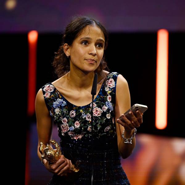 24.02.2024, Berlin: Regisseurin Mati Diop steht während der Preisverleihung bei der Abschlussgala im Berlinale Palast auf der Bühne, nachdem ihr ein Goldener Bär in der Kategorie Bester Film für "Dahomey" überreicht wurde.
