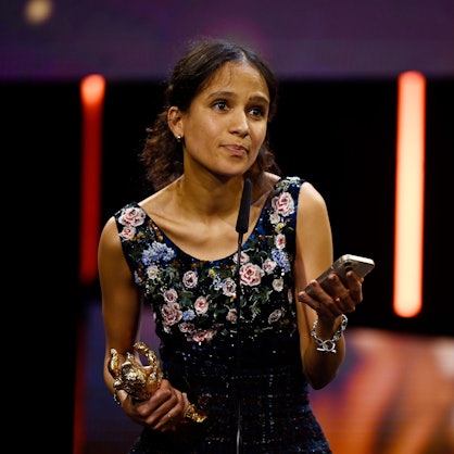 24.02.2024, Berlin: Regisseurin Mati Diop steht während der Preisverleihung bei der Abschlussgala im Berlinale Palast auf der Bühne, nachdem ihr ein Goldener Bär in der Kategorie Bester Film für "Dahomey" überreicht wurde.