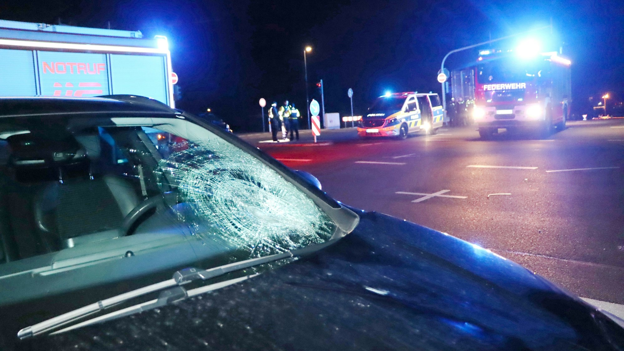 Die Windschutzscheibe des Pkws ist bei dem Aufprall zerschmettert.