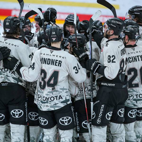 Abschlussjubel nach dem 3:2 Sieg nach Penaltyschießen für die Kölner Haie. Die Mannschaft steht jubelnd auf dem Eis.