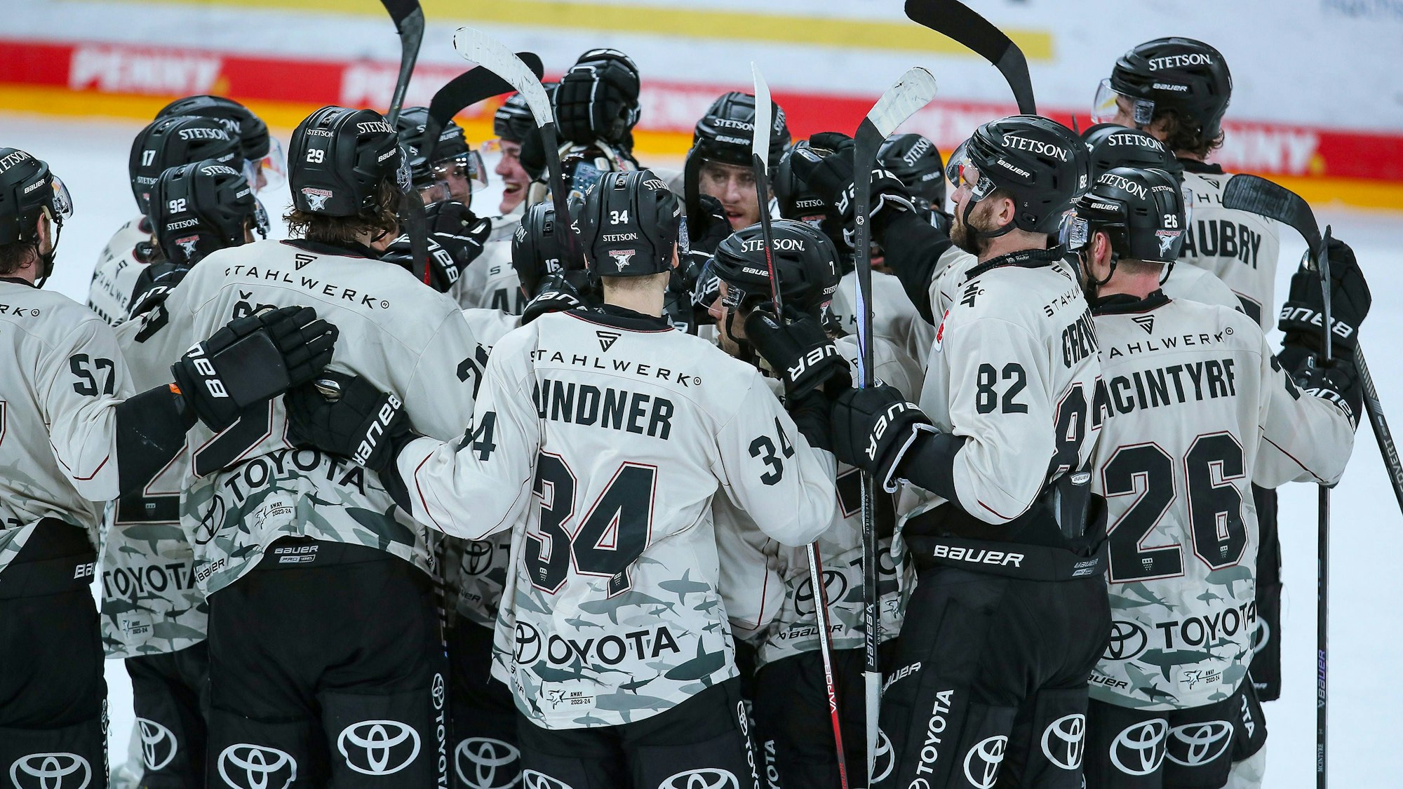 Abschlussjubel nach dem 3:2 Sieg nach Penaltyschießen für die Kölner Haie. Die Mannschaft steht jubelnd auf dem Eis.