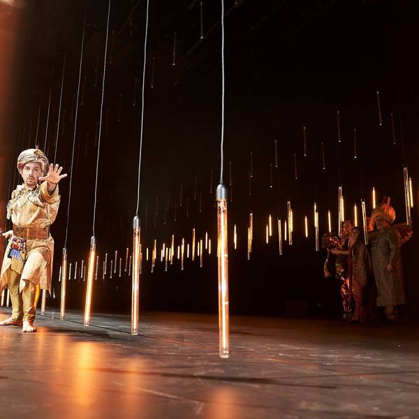 Akıns Traum
vom Osmanischen Reich
von Akın Emanuel Şipal
Regie: Stefan Bachmann
Regie: Stefan Bachmann
Bühne: Olaf Altmann
Kostüme: Adriana Braga Peretzki
Musikalische Leitung & Komposition: Sven Kaiser
Choreografie & Körperarbeit: Sabina Perry
Licht: Jan Steinfatt
Dramaturgie: Lea Goebel
Foto: Tommy Hetzel