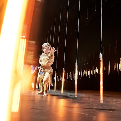 Akıns Traum
vom Osmanischen Reich
von Akın Emanuel Şipal
Regie: Stefan Bachmann
Regie: Stefan Bachmann
Bühne: Olaf Altmann
Kostüme: Adriana Braga Peretzki
Musikalische Leitung & Komposition: Sven Kaiser
Choreografie & Körperarbeit: Sabina Perry
Licht: Jan Steinfatt
Dramaturgie: Lea Goebel
Foto: Tommy Hetzel