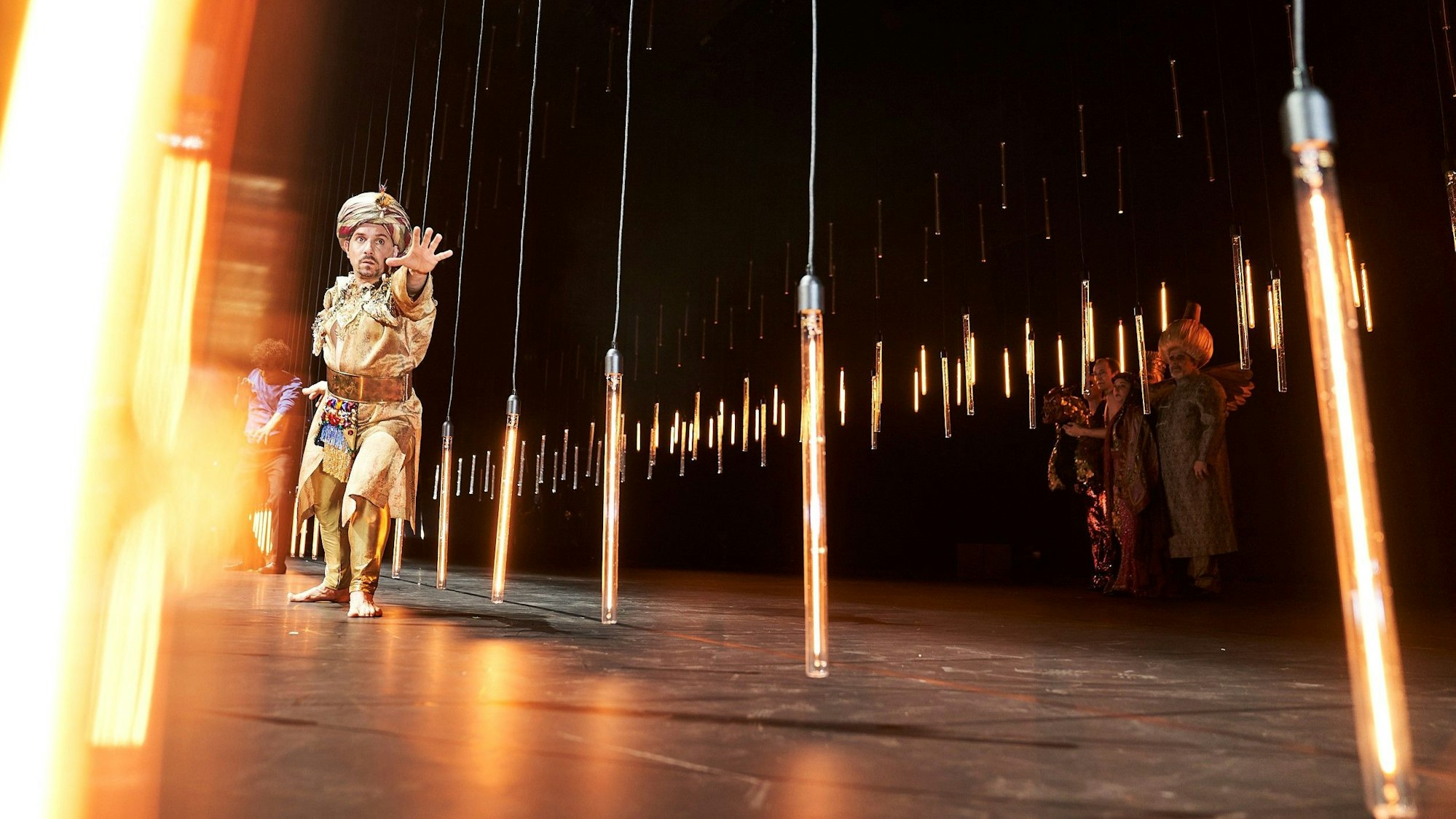 Akıns Traum
vom Osmanischen Reich
von Akın Emanuel Şipal
Regie: Stefan Bachmann
Regie: Stefan Bachmann
Bühne: Olaf Altmann
Kostüme: Adriana Braga Peretzki
Musikalische Leitung & Komposition: Sven Kaiser
Choreografie & Körperarbeit: Sabina Perry
Licht: Jan Steinfatt
Dramaturgie: Lea Goebel
Foto: Tommy Hetzel