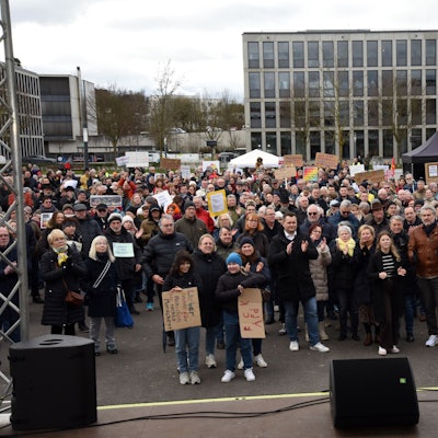 Prallgefüllt war am Sonntag das Steinmüllergelände in Gummersbach. Laut und am Ende sichtlich bewegt, reif auch Gummersbachs Bürgermeister Frank Helmenstein zu Solidarität auf (rechts im Foto).