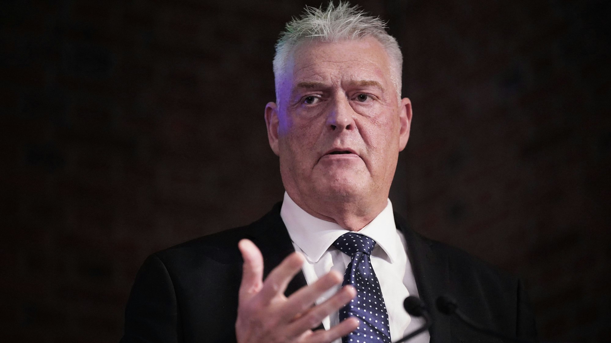 ARCHIV - 06.02.2024, Großbritannien, London: Lee Anderson, Tory-Abgeordneter, spricht bei der Vorstellung der Bewegung für Volkskonservatismus im Emmanuel Centre im Zentrum Londons.