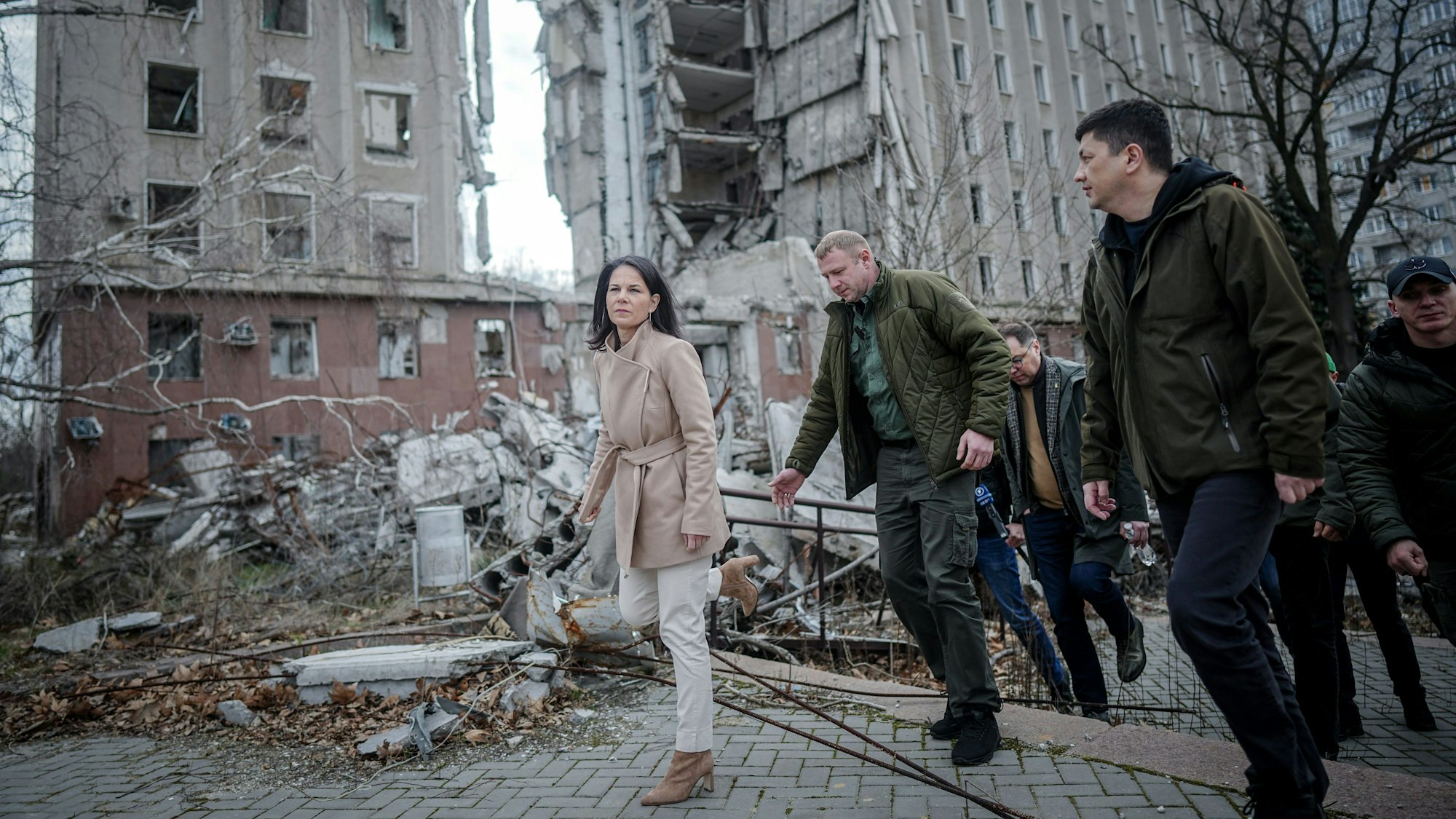 25.02.2024, Ukraine, Mykolajiw: Annalena Baerbock (Bündnis 90/Die Grünen), Außenministerin, besucht den ehemaligen Sitz der Regionalverwaltung der Oblast Mykolajiw bei ihrem zweitägigen Besuch in der Ukraine.