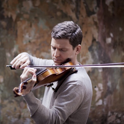 James Ehnes spielt seine Geige. Er trägt einen grauen Pullover.