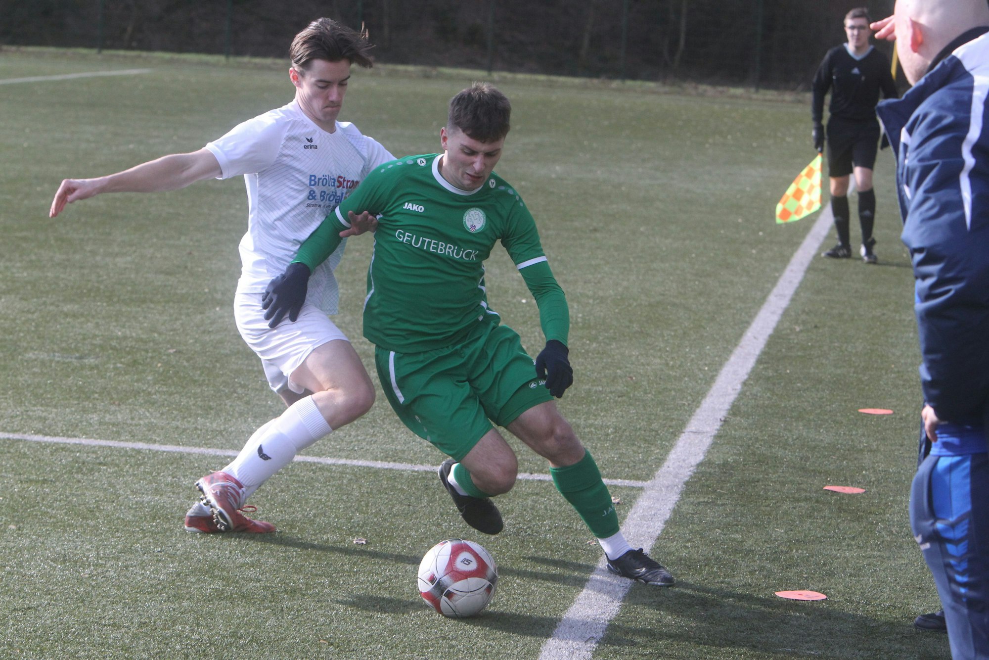 Zweikampf an der Seitenlinie: Fritz Spürkel (rechts) vom FV Bad Honnef wird vom Bröltaler Nico Müller attackiert.