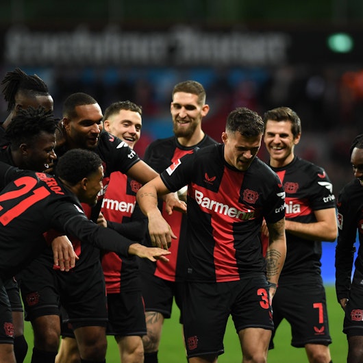 Granit Xhaka jubelt mit seiner Mannschaft nach dem Treffer zum 1:0.