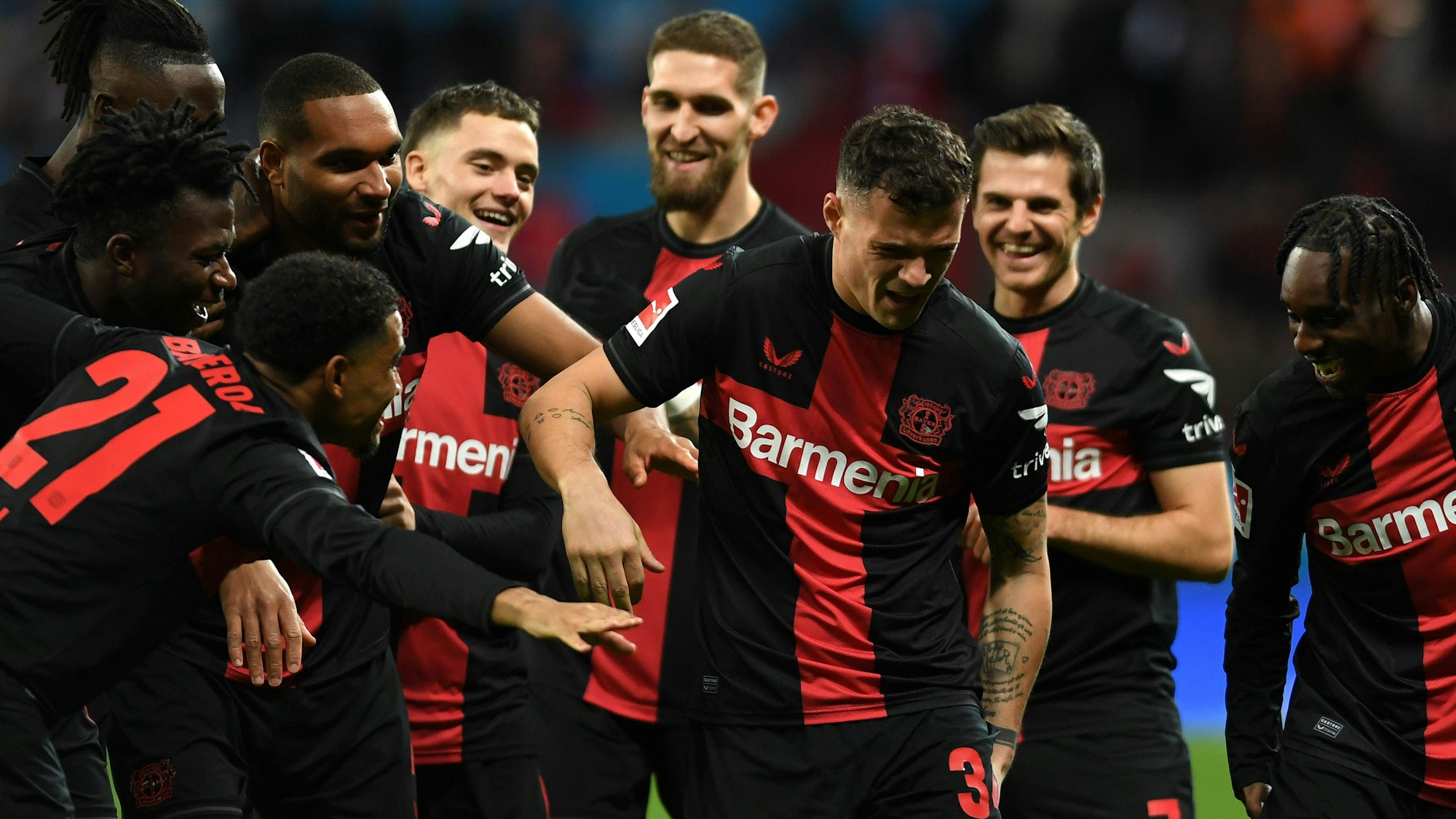 Granit Xhaka jubelt mit seiner Mannschaft nach dem Treffer zum 1:0.