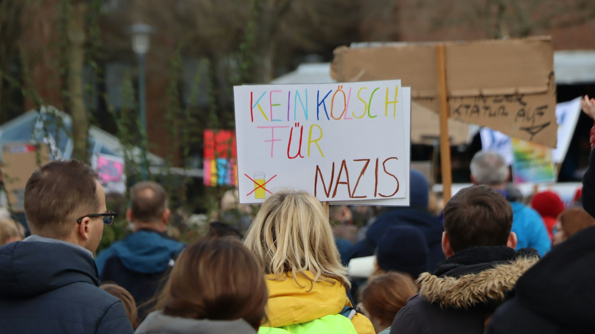 Auf dem Bild sind Demonstranten zu sehen.