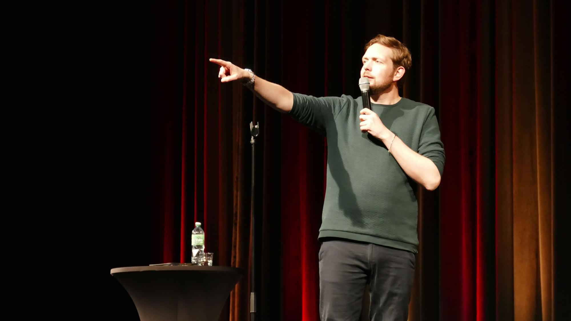 Das Foto zeigt Bastian Bielendorfer auf der Bühne.
