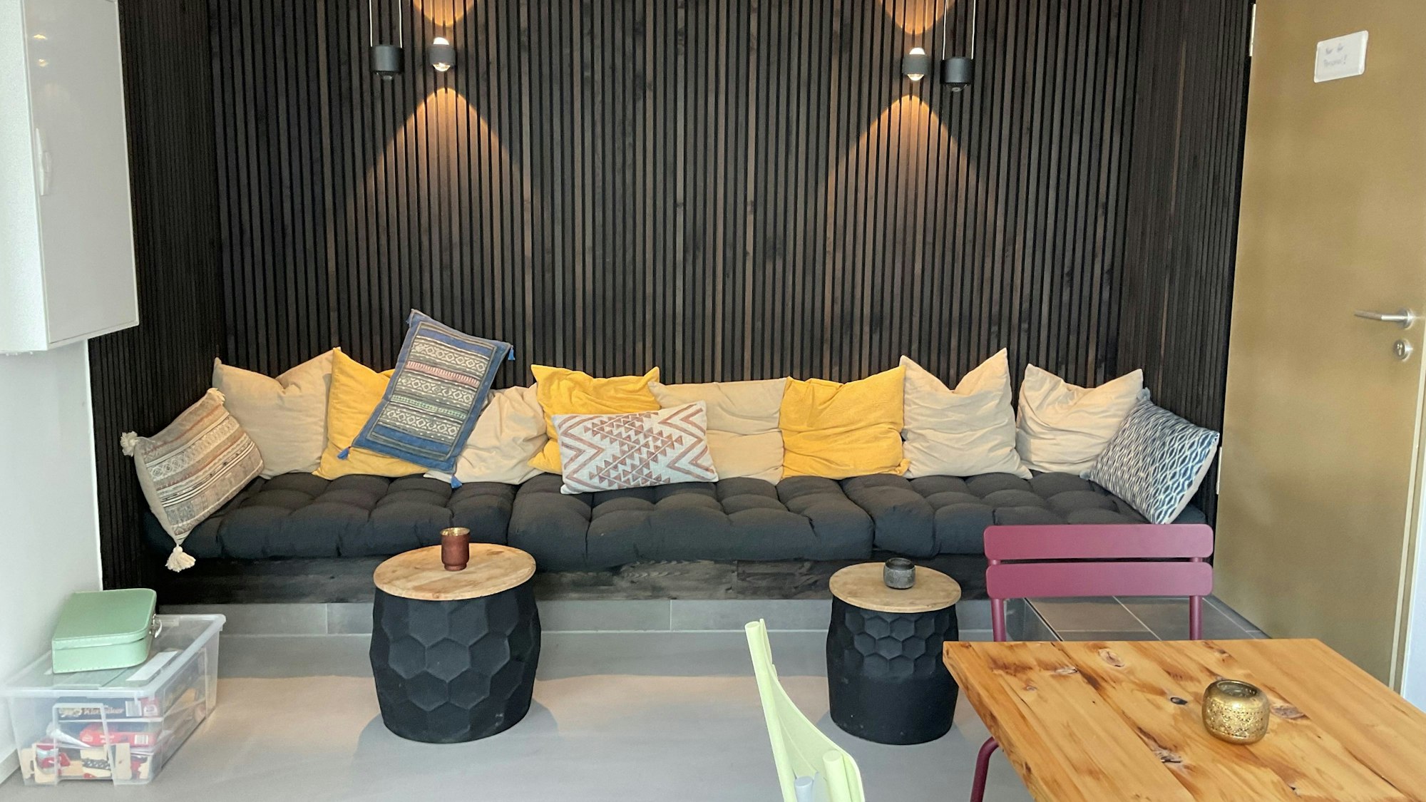 Sitzecke im Sign Café in Köln.