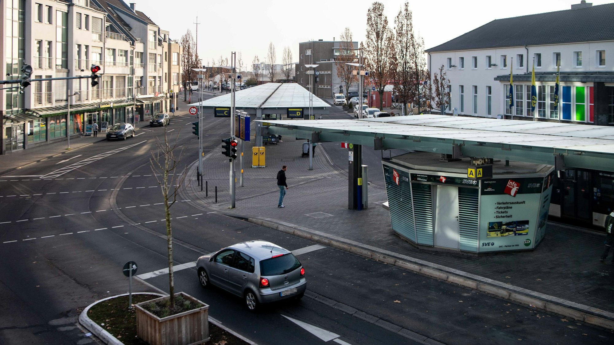 Auf der rechten Seite des Bildes sind der Bahnhofsvorplatz und ein Teil des Bahnhofsgebäudes in Euskirchen zu sehen.