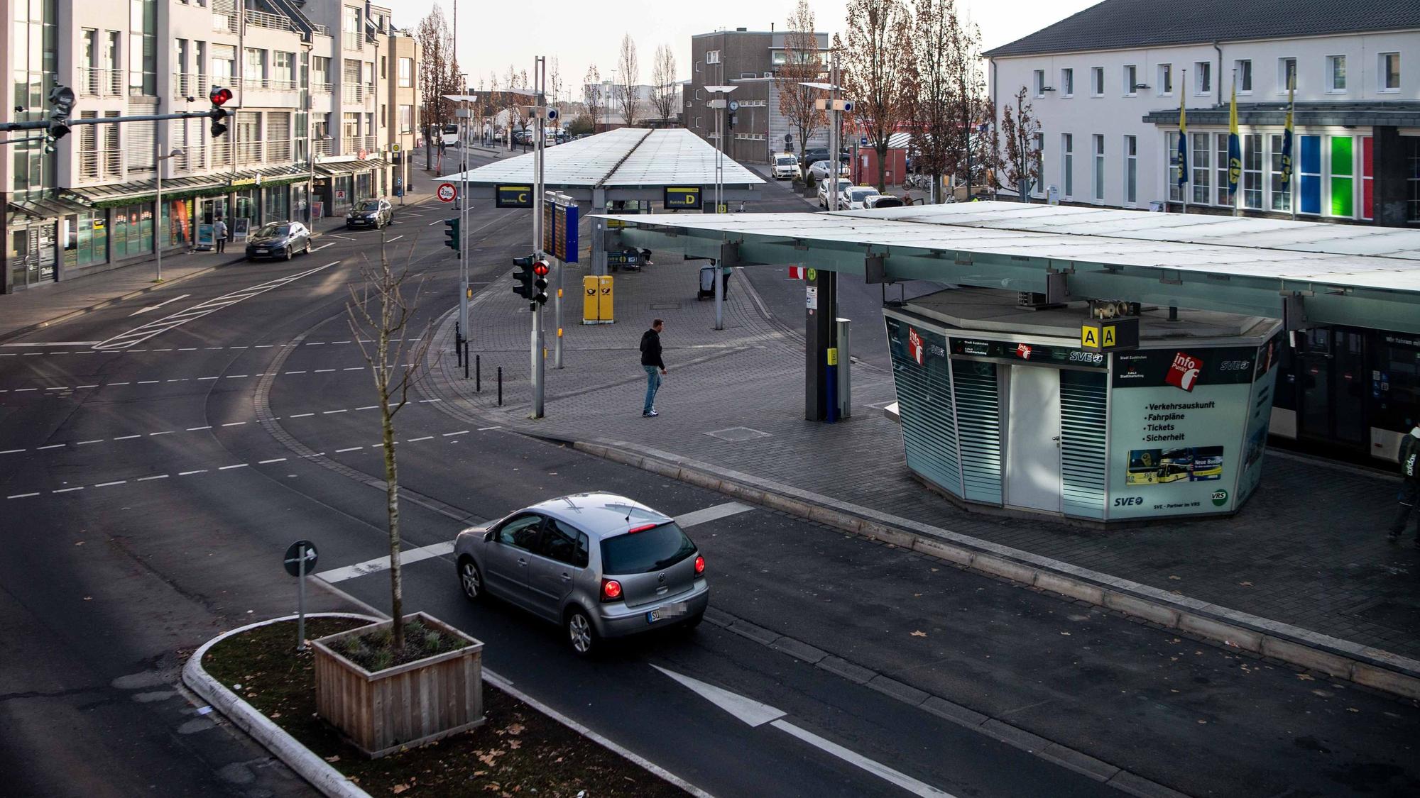 Das Bild zeigt den Bahnhofsvorplatz. Fotografiert aus dem Parkhotel heraus.