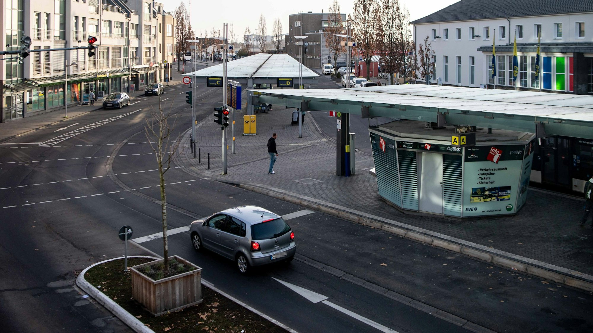 Das Bild zeigt den Bahnhofsvorplatz. Fotografiert aus dem Parkhotel heraus.