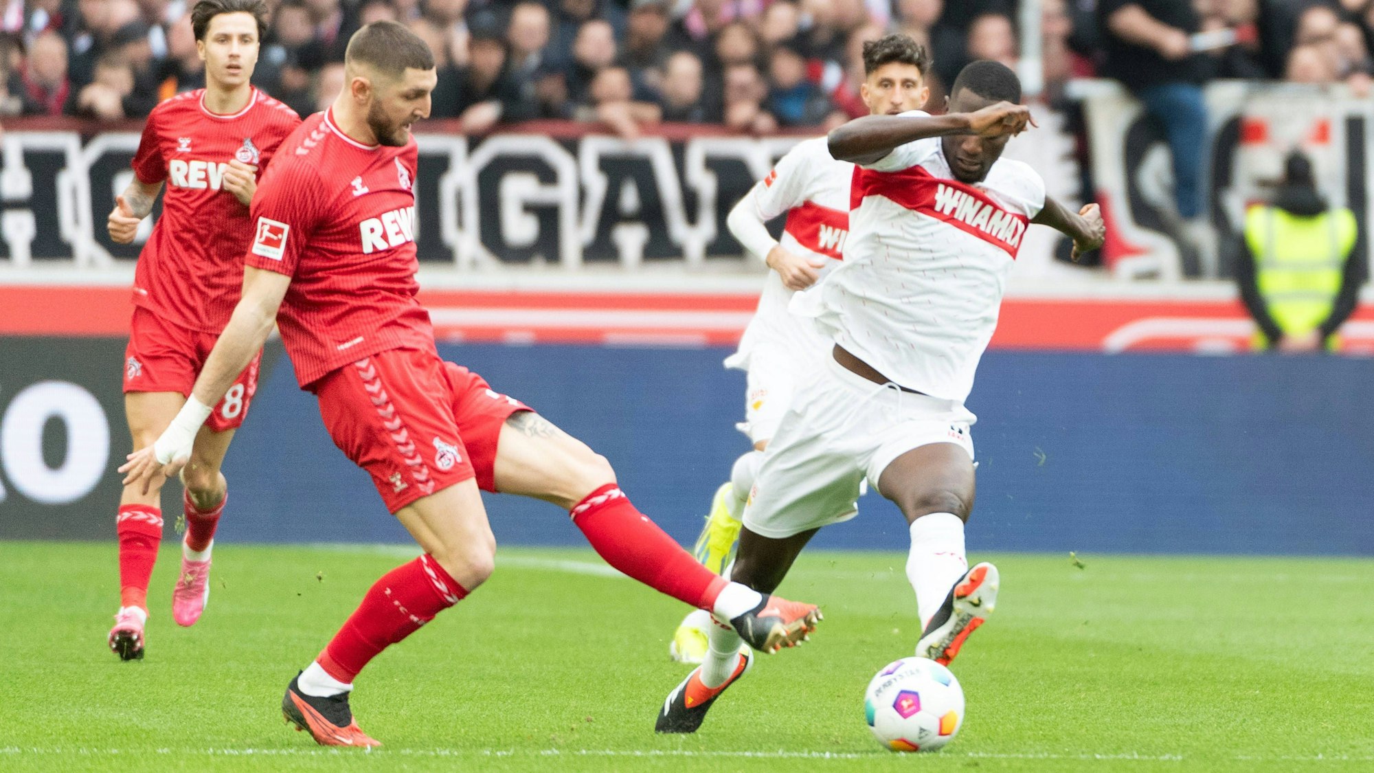 Kölns Innenverteidiger Jeff Chabot (l.) ist vor Stuttgarts Torjäger Serhou Guirassy am Ball.