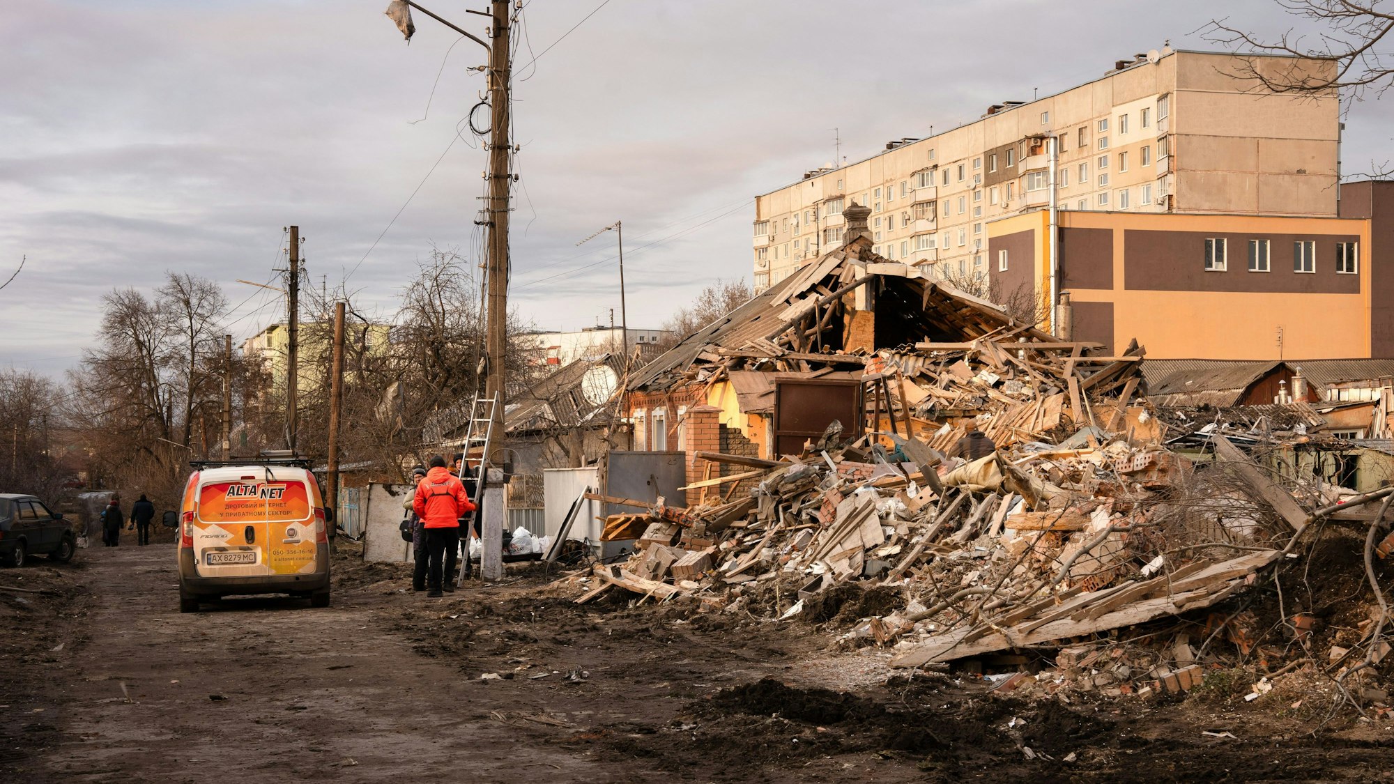 Mitte Februar in Charkiw: Elektriker entfernen verbrannte Drähte, um die Stromversorgung wiederherzustellen, nachdem eine russische Rakete in den Außenbezirken der Stadt eingeschlagen ist.