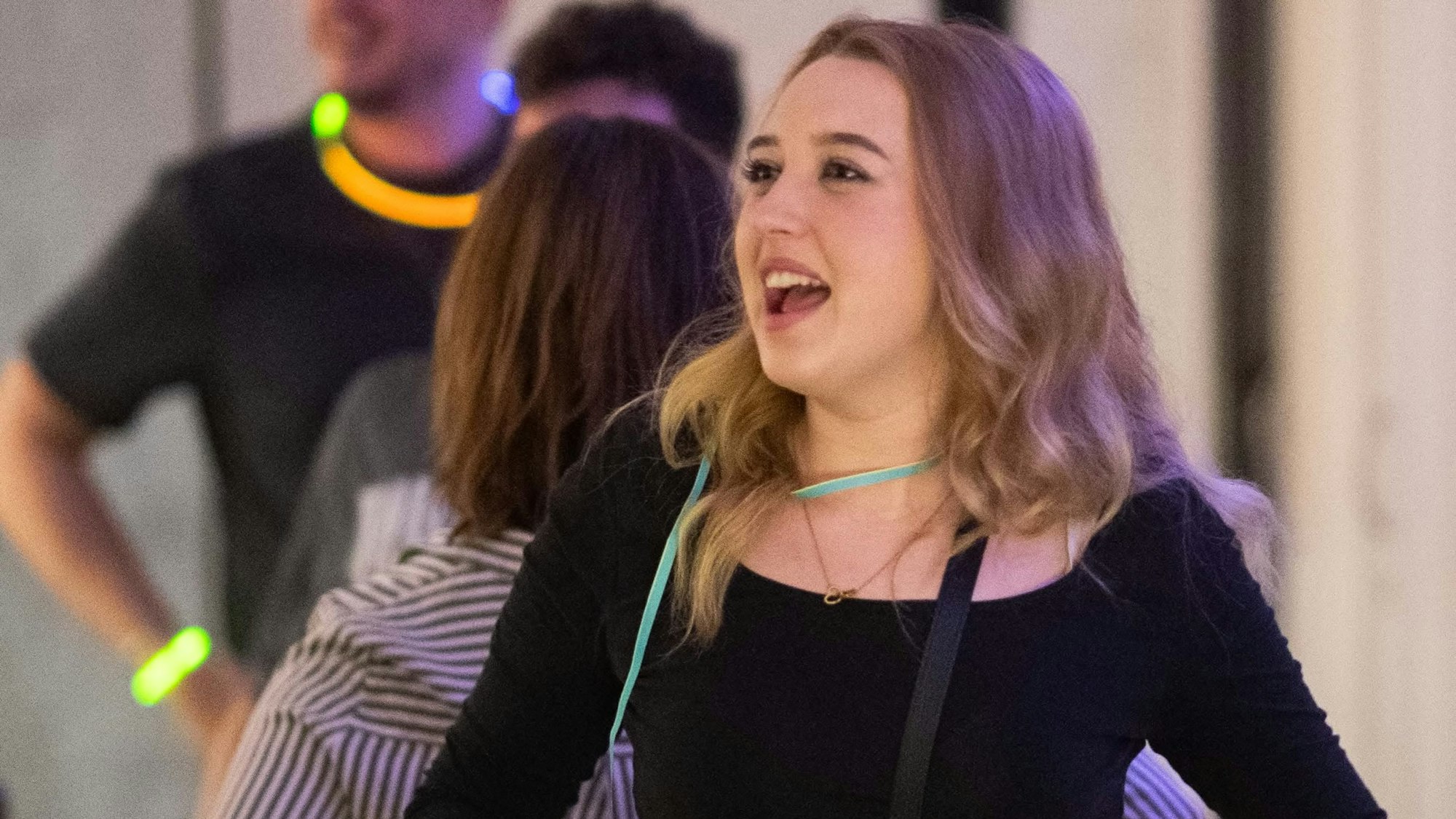 Das Bild zeigt Azubine Anne Engel beim Tanzen.