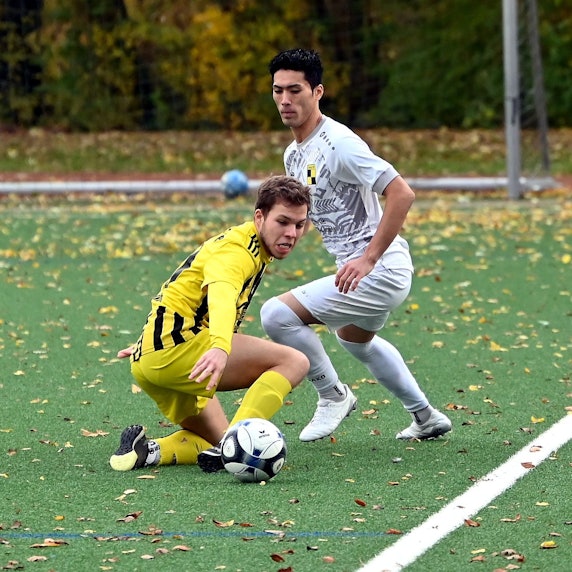 19.11.2023, Fussball-SV Schlebusch - Deutz 05
vorne: Maurice Mayer (Schlebusch)
hinten: Beni Kiwala (Deutz)
Foto: Uli Herhaus