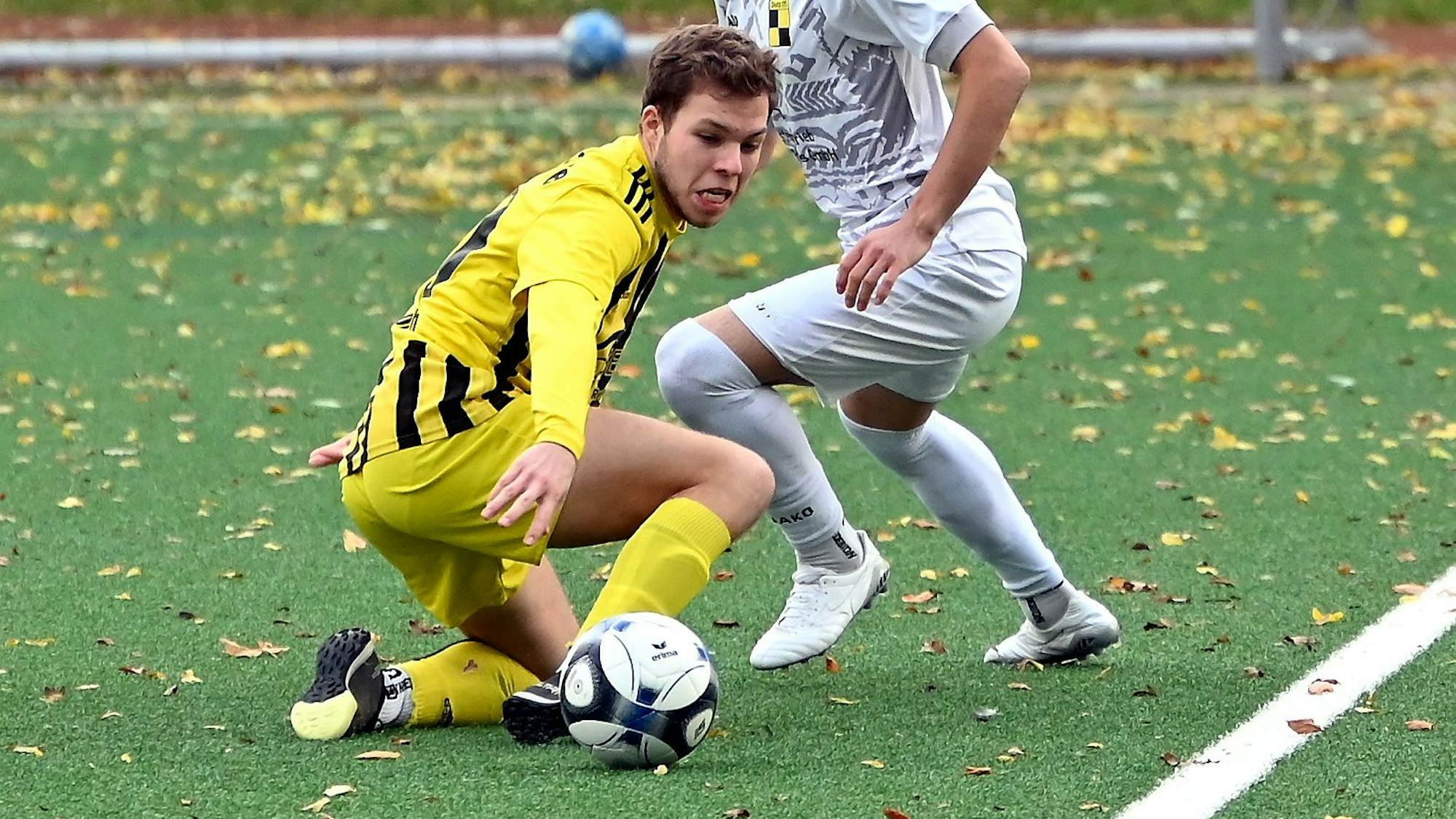 19.11.2023, Fussball-SV Schlebusch - Deutz 05
vorne: Maurice Mayer (Schlebusch)
hinten: Beni Kiwala (Deutz)
Foto: Uli Herhaus