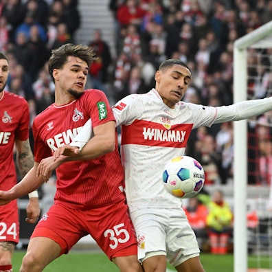 Kölns junger Linksverteidiger Max Finkgräfe (M.) duelliert sich mit Stuttgarts Enzo Millot, der starke Jeff Chabot (l.) muss nicht eingreifen.