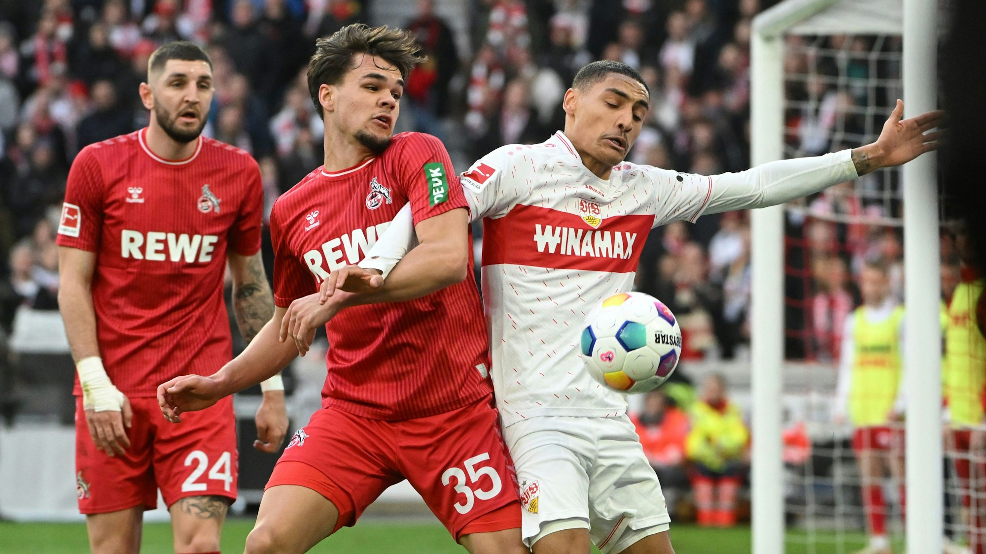 Kölns junger Linksverteidiger Max Finkgräfe (M.) duelliert sich mit Stuttgarts Enzo Millot, der starke Jeff Chabot (l.) muss nicht eingreifen.