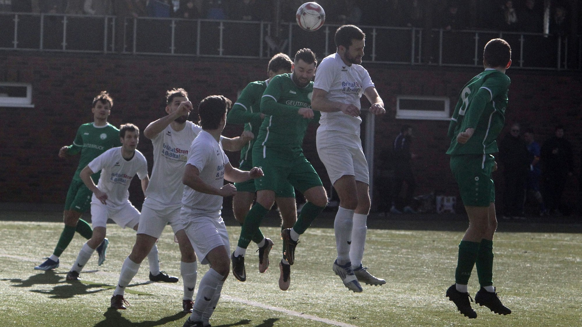 Dicke Luft im Bröltaler Strafraum: Sven Brand (Dritter von rechts) trifft zwei Mal ins Schwarze für den FV Bad Honnef.