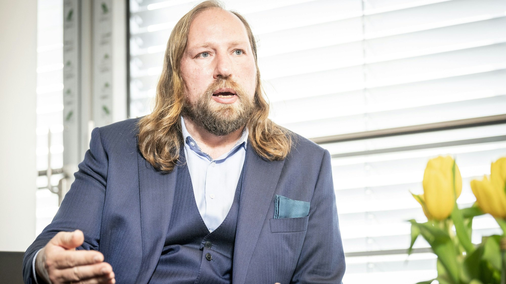 Anton Hofreiter von den Grünen ist Vorsitzender des Ausschusses für die Angelegenheiten der Europäischen Union. In einer Gesprächssituation gestikuliert er mit den Händen.