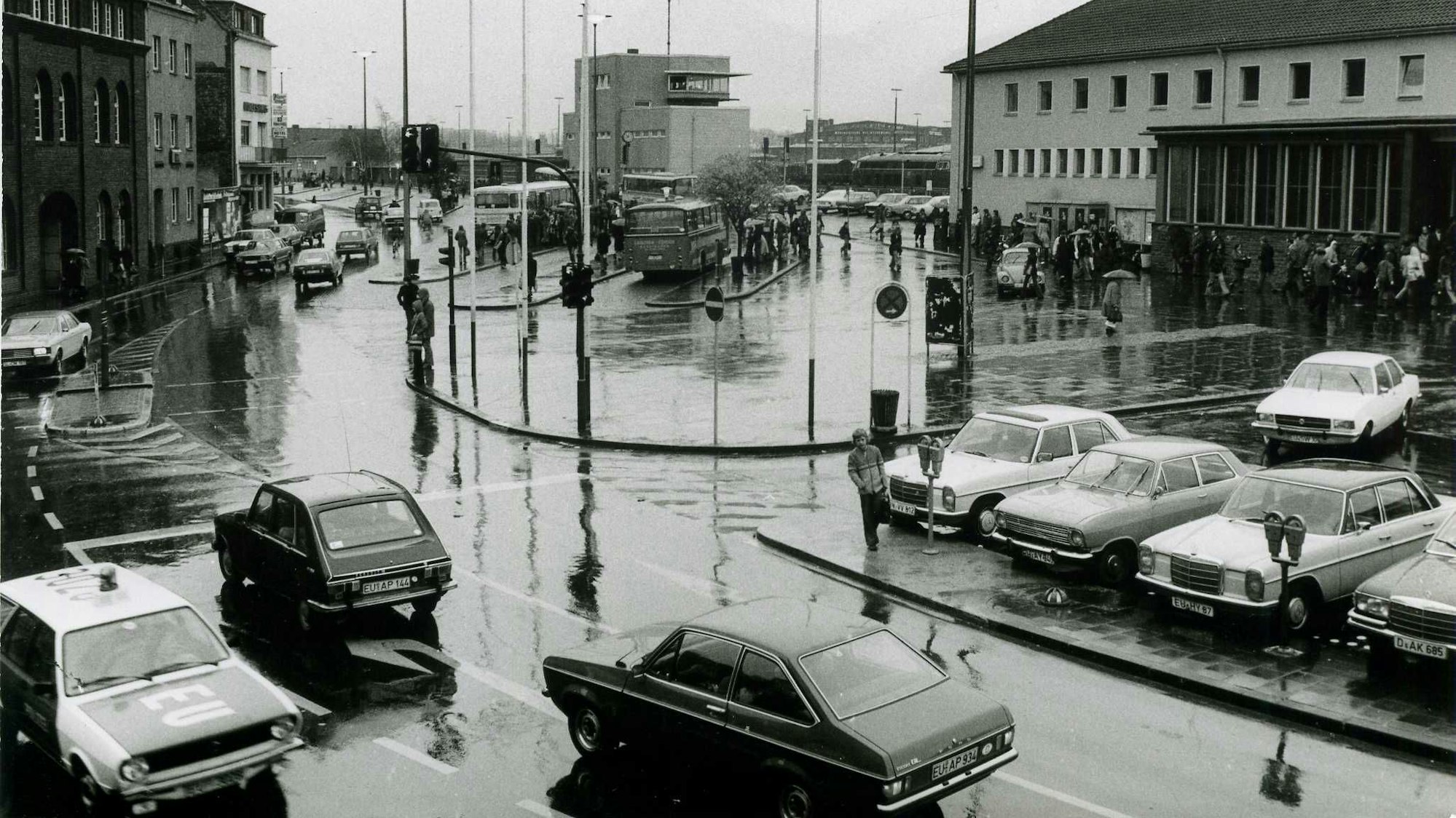 Das Bild zeigt den Vorplatz des Bahnhofs. Im Vordergrund fährt ein Polizeiauto.